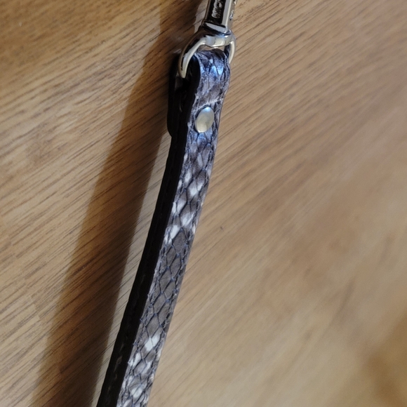 Michael Kors Wrist Strap Keychain Grey Snake Scale - Picture 4 of 4
